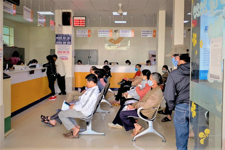 Người dân chờ làm thủ tục tại Bộ phận Tiếp nhận và Trả kết quả UBND huyện tại Bưu điện huyện Lâm Hà