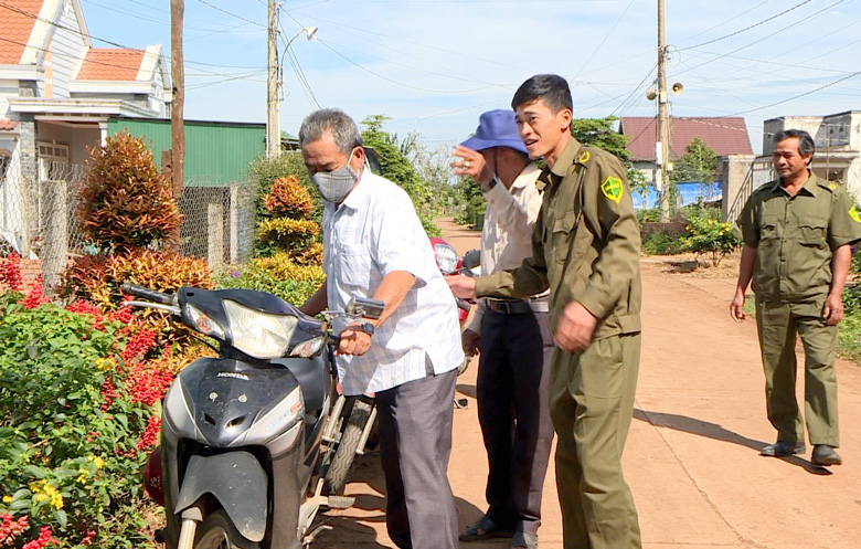 Tổ tuần tra, tuyên truyền, nhắc nhở người dân chấp hành nghiêm quy định đảm bảo trật tự an toàn giao thông trên địa bàn thôn Tân Đà
