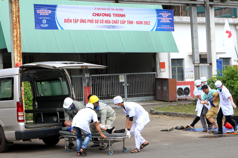 Nhân viên tại Nhà máy Alumin Tân Rai cùng lực lượng y tế sơ cứu, cấp cứu người bị nạn trong tình huống giả định