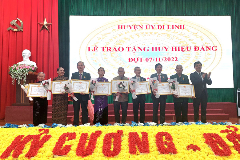 Di Linh: Trao Huy hiệu Đảng cho 26 đảng viên