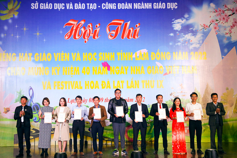 Ban giám khảo trao giải cho các tiết mục 