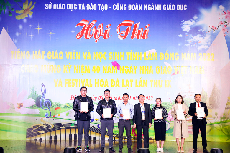 Phó Trưởng Ban tổ chức Giải trao giải cho các tiết mục