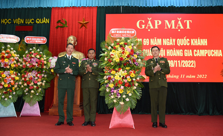 Đại tá Tống Phú - Phó Giám đốc Học viện Lục quân tặng hoa chúc mừng đoàn học viên Campuchia