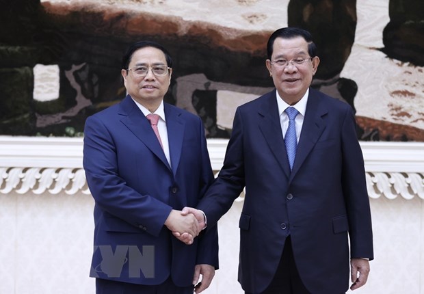 Thủ tướng Vương quốc Campuchia Samdech Techo Hun Sen và Thủ tướng Phạm Minh Chính tại lễ đón