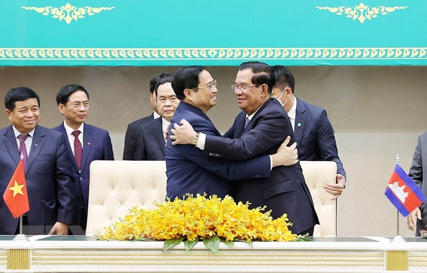 Thủ tướng Phạm Minh Chính và Thủ tướng Campuchia Samdech Techo Hun Sen tại lễ ký các văn kiện hợp tác giữa hai nước