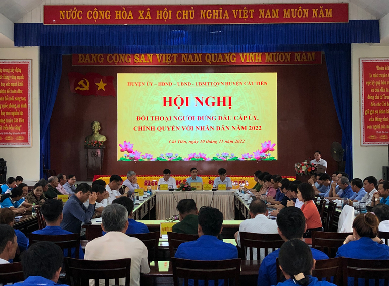 Quang cảnh buổi đối thoại trực tiếp giữa người đứng đầu cấp ủy, chính quyền huyện Cát Tiên với Nhân dân