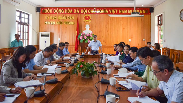 Đồng chí Nguyễn Văn Cường  - Chủ tịch UBND huyện Đức Trọng chủ trì hội nghị