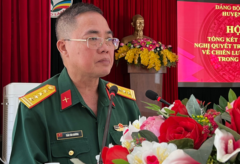 Đại tá Trần Văn Khương – Chính ủy Bộ Chỉ huy Quân sự tỉnh Lâm Đồng phát biểu chỉ đạo