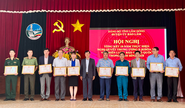 Trao giấy khen UBND huyện Bảo Lâm cho các tập thể có thành tích xuất sắc trong 10 năm thực hiện Nghị quyết Trung ương 8 khóa XI 