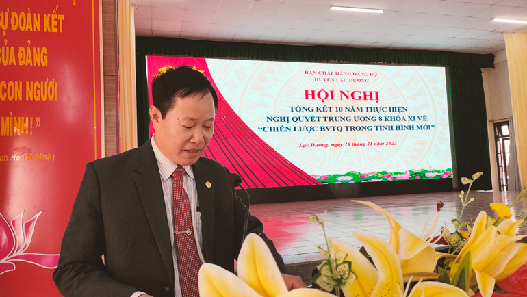 Đồng chí Phạm Triều – Bí thư Huyện ủy, Chủ tịch HĐND huyện Lạc Dương phát biểu kết luận hội nghị