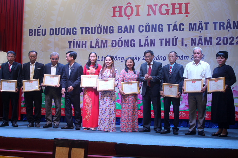 Chủ tịch Ủy ban MTTQ Việt Nam tỉnh biểu dương, khen thưởng các Trưởng Ban Công tác Mặt trận có nhiều đóng góp tích cực trong thực hiện các mục tiêu kinh tế - xã hội