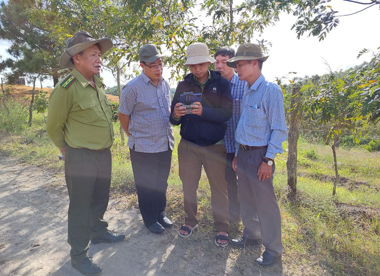 Bí thư Huyện ủy Đức Trọng Nguyễn Ngọc Phúc kiểm tra công tác quản lý, bảo vệ rừng tại xã Phú Hội