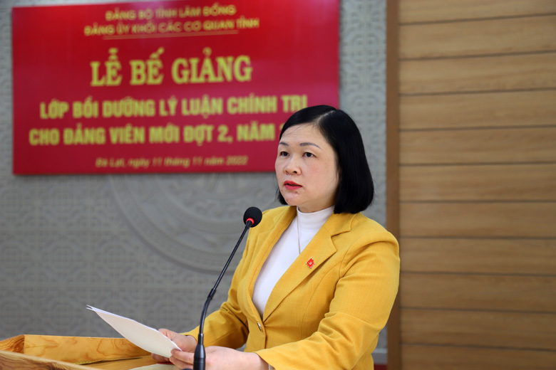 Đồng chí Nguyễn Thị Phương Thảo - Phó Bí thư Đảng uỷ Khối Các cơ quan tỉnh đánh giá kết quả lớp học