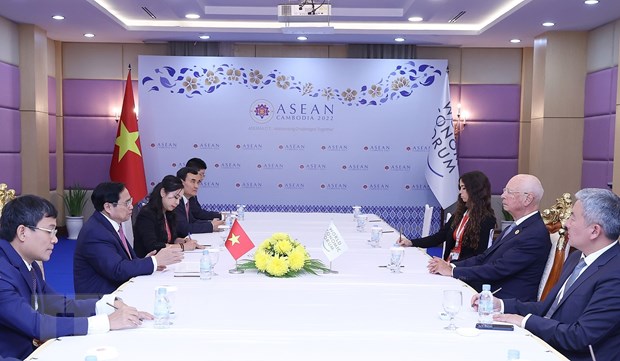 Thủ tướng Phạm Minh Chính trao đổi với Tiến sỹ Klaus Schwab, Chủ tịch WEF
