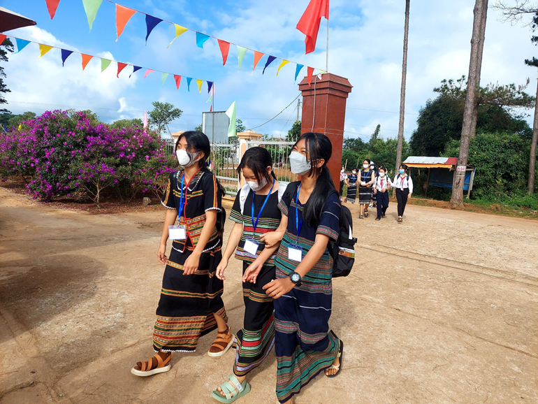 Học sinh Trường THCS Tân Thượng hào hứng khi được mặc trang phục truyền thống đến trường