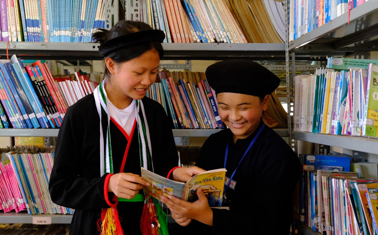 Duyên dáng trong trang phục truyền thống, những cô cậu học trò nhỏ vui vẻ nói về văn hóa của dân tộc mình