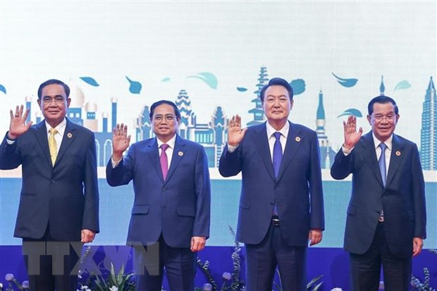 Trưởng đoàn các nước ASEAN và Tổng thống Hàn Quốc Yoon Suk-yeol chụp ảnh chung. (Ảnh: Dương Giang/TTXVN)
