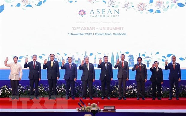 Trưởng đoàn các nước ASEAN và Tổng Thư ký Liên Hợp Quốc António Guterres chụp ảnh chung. (Ảnh: Dương Giang/TTXVN)