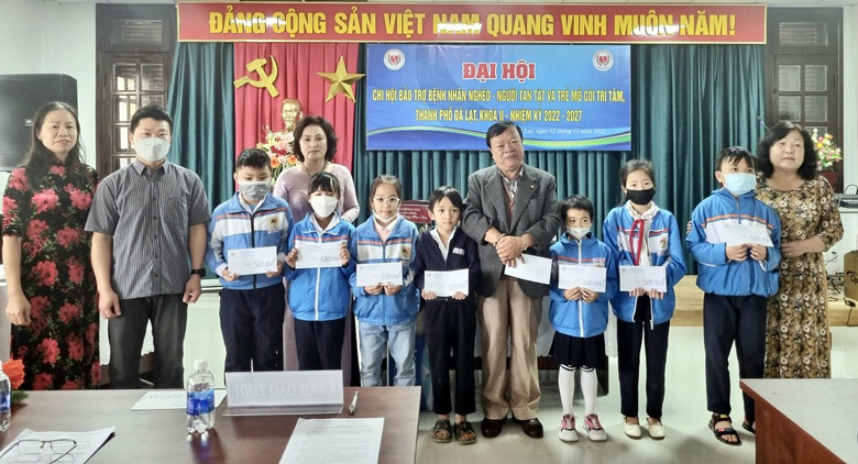 Chi hội Trí Tâm trao học bổng cho các em học sinh có hoàn cảnh khó khăn của Trường Tiểu học Lê Quý Đôn (TP Đà Lạt)