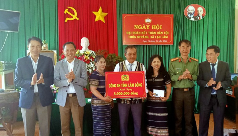 Các đồng chí lãnh đạo Trung ương và địa phương tặng quà cho Khu dân cư kiểu mẫu thôn M’Răng (xã Lạc Lâm) và các gia đình chính sách