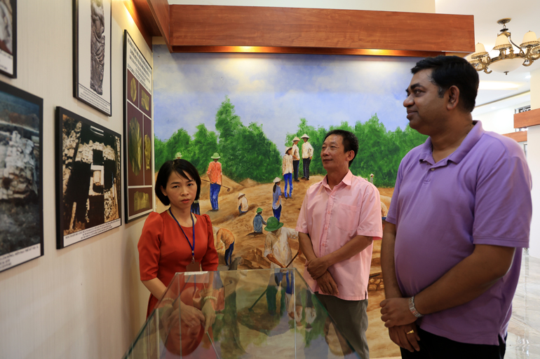 Tổng lãnh sự Ấn Độ tại TP Hồ Chí Minh thăm Khu khảo cổ Cát Tiên
