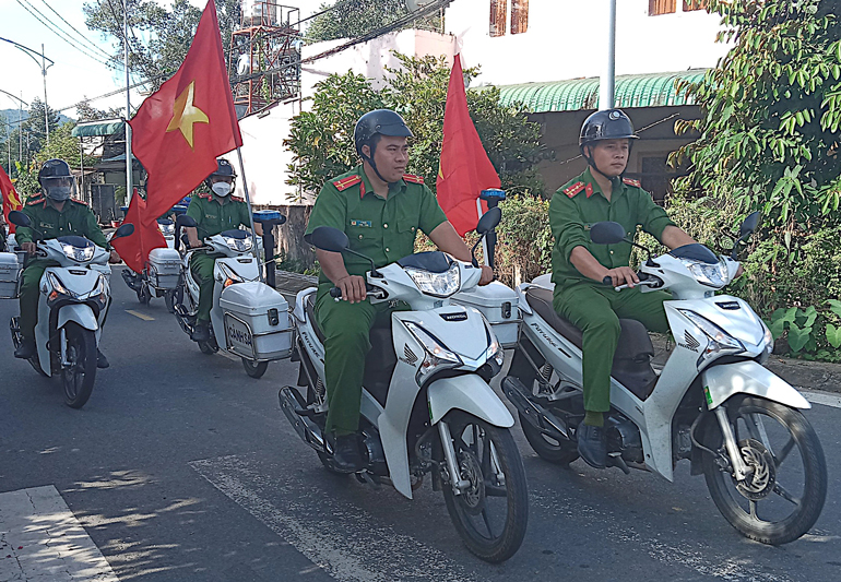 Công an các xã, thị trấn ra quân, tuần tra trên các tuyến đường