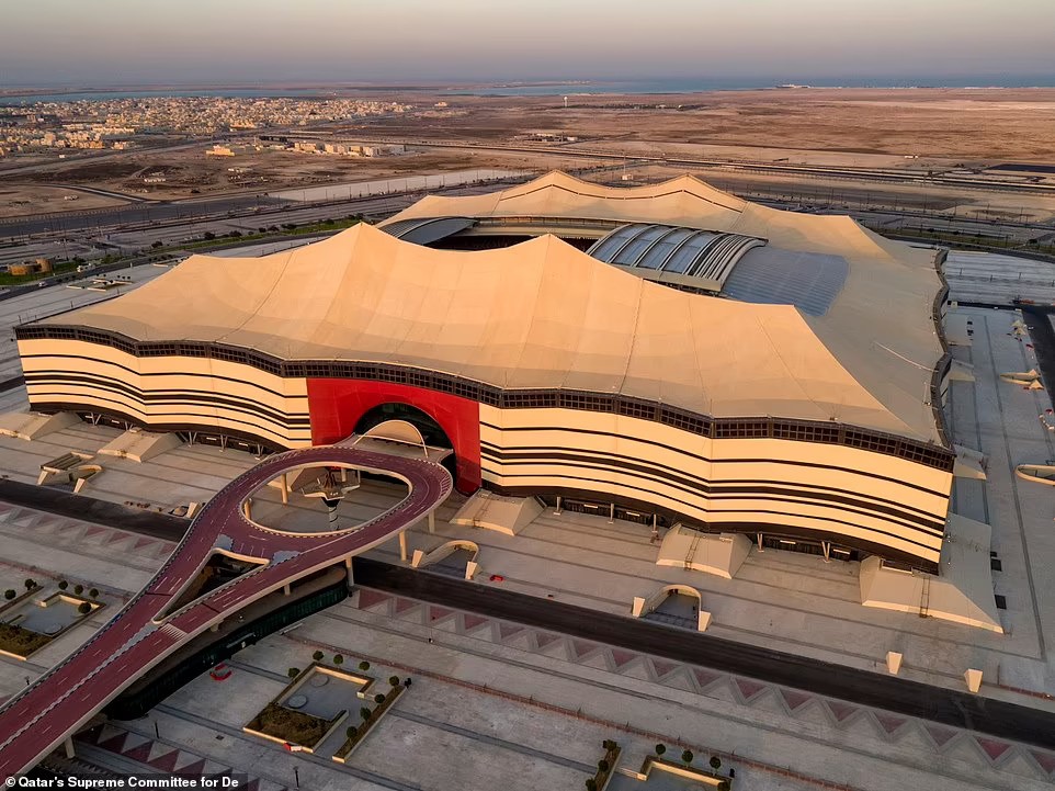 Một sân vận động mới xây của Qatar đẹp như trong truyện thần thoại giữa một vùng sa mạc bao quanh - ảnh Internet   