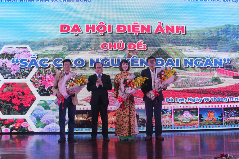 Lãnh đạo Sở Văn hóa Thể thao Du lịch Lâm Đồng tặng hoa các đơn vị tổ chức Dạ hội