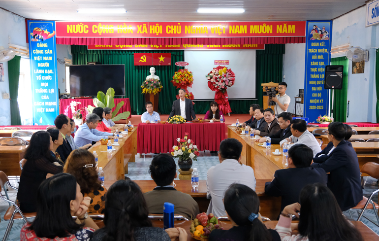Chủ tịch UBND tỉnh Trần Văn Hiệp thăm, chúc mừng ngày Nhà giáo Việt Nam tại Trường THPT Đức Trọng