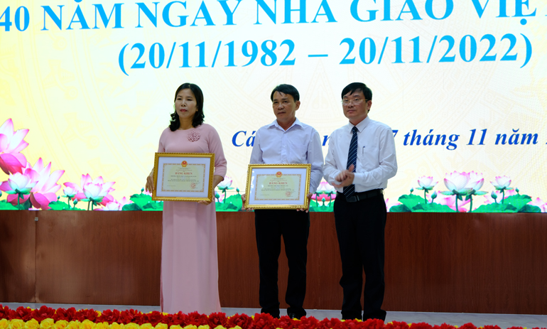 Ông Nguyễn Hoàng Phúc – Chủ tịch UBND huyện Cát Tiên trao Bằng khen của Bộ Giáo dục và Đào tạo cho đại điện các trường học