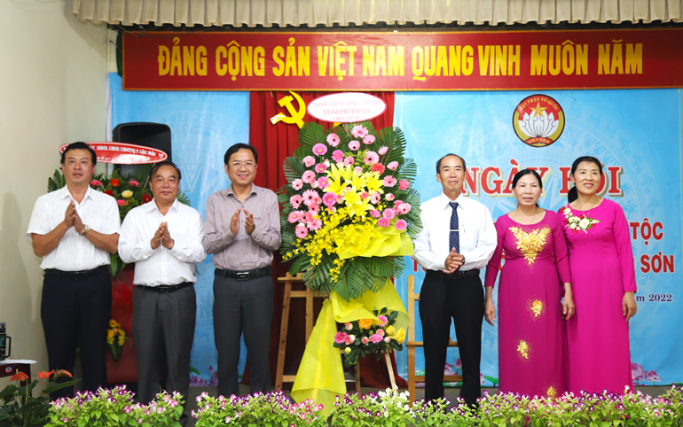 Lãnh đạo TP Bảo Lộc tặng hoa chúc mừng cán bộ, Nhân dân Tổ dân phố 2 (phường Lộc Sơn)