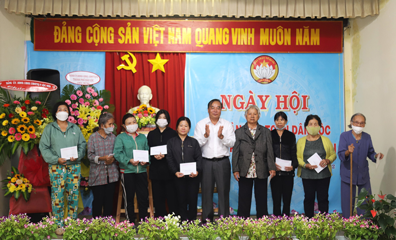 Ông Huỳnh Minh Chánh – Chủ tịch Ủy ban MTTQ Viện Nam TP Bảo Lộc tặng quà cho các hộ nghèo phường Lộc Sơn