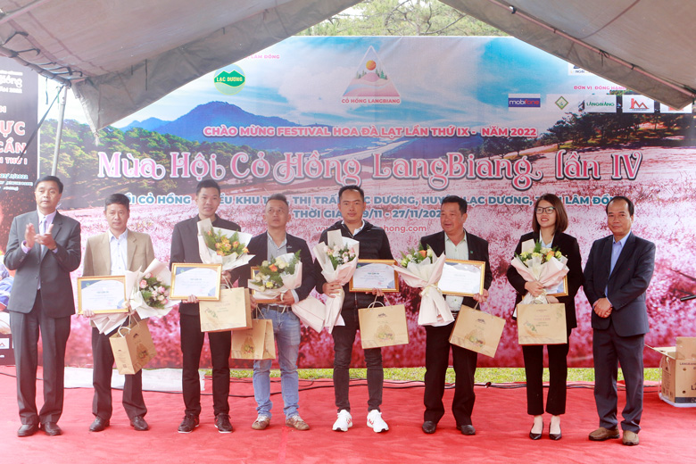 Lãnh đạo huyện Lạc Dương trao Thư cảm ơn và tặng hoa cho các đơn vị đồng hành, nhà tài trợ