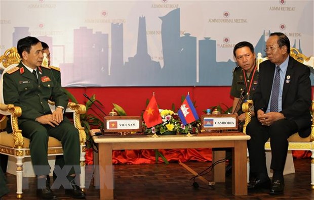 Bộ trưởng Quốc phòng Phan Văn Giang gặp Bộ trưởng Quốc phòng Campuchia Tea Banh.