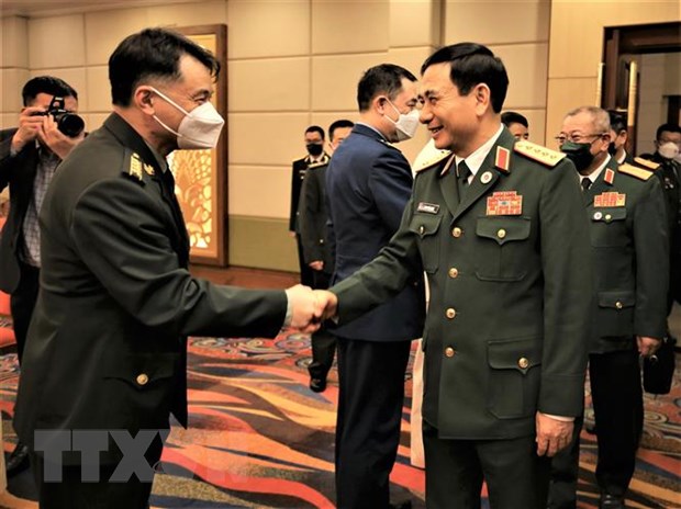 Đại tướng Phan Văn Giang, Bộ trưởng Bộ Quốc phòng Việt Nam (phải) đến cuộc gặp song phương Bộ trưởng Bộ Quốc phòng Trung Quốc Thượng tướng Ngụy Phượng Hòa