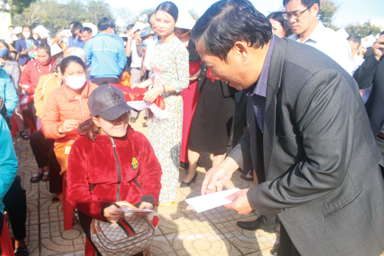 Lãnh đạo Sở Lao động - Thương binh và Xã hội trao quà cho phụ nữ khuyết tật tiêu biểu thuộc hộ nghèo, cận nghèo huyện Lâm Hà