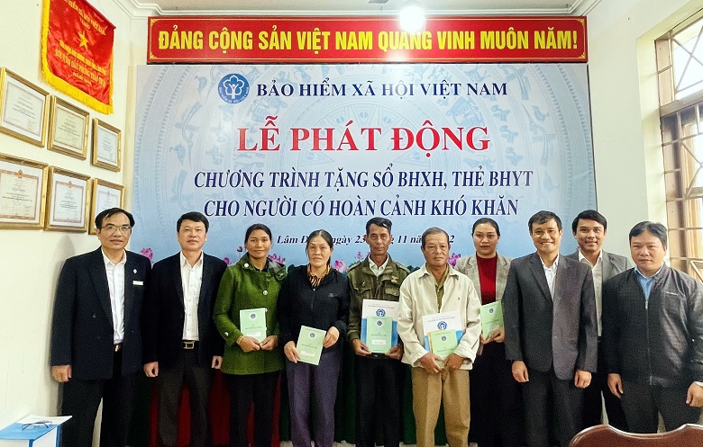 Lãnh đạo BHXH tỉnh và huyện Đơn Dương trao sổ BHXH và thẻ BHYT cho người có hoàn cảnh khó khăn