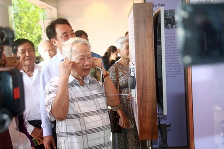 Đồng chí Bùi Quang Huy - nguyên Bí thư Tỉnh ủy Trà Vinh, Cà Mau lắng nghe giọng nói người đồng chí - Sáu Dân.