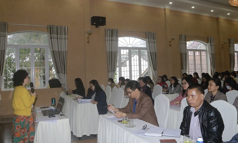 Lãnh đạo các ban chuyên trách Hội LHPN tỉnh hướng dẫn triển khai các nội dung cho đại biểu tại hội nghị tập huấn