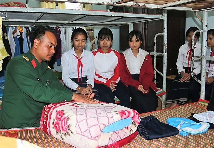 Học sinh của Trường PTDTNT Di Linh tham quan doanh trại bộ đội