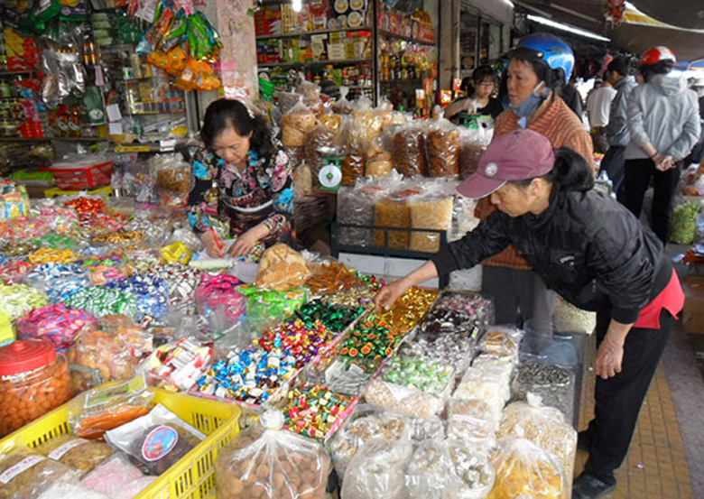 Người dân mua hàng ở các chợ trên địa bàn huyện Đức Trọng. Ảnh: Võ Lan