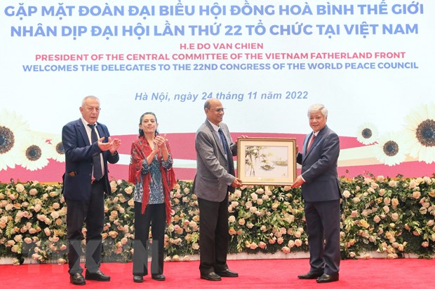 Chủ tịch Ủy ban Trung ương MTTQ Việt Nam Đỗ Văn Chiến trao tặng phẩm cho lãnh đạo và các thành viên Hội đồng Hòa bình thế giới