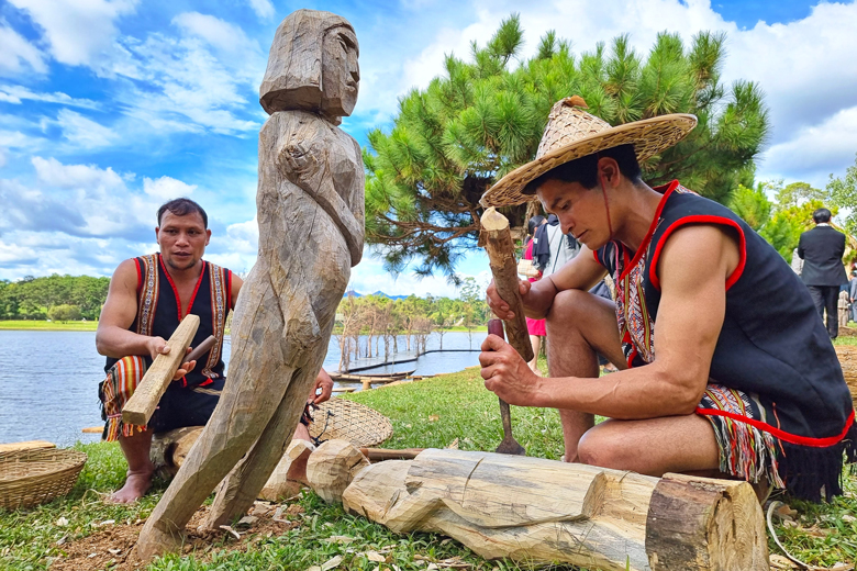Nghệ nhân A Gông và A Ya (người Xơ Đăng) trình diễn nghệ thuật tạc tượng bên hồ Xuân Hương, TP Đà Lạt