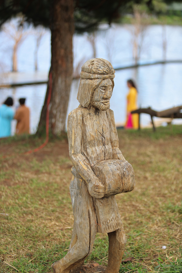 Các nghệ nhân đẽo tượng cho hay, mỗi bức tượng gỗ là một câu chuyện sinh động về văn hóa, một lát cắt lịch sử trong tiến trình hình thành và phát triển của mỗi dân tộc