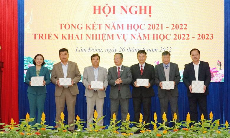 Thầy Hoàng Viết Phương (thứ 2 từ trái qua) nhận máy tính bảng hỗ trợ học sinh của nhà trường