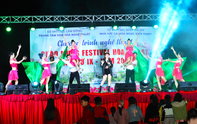 Bảo Lộc: Sôi động chương trình nghệ thuật chào mừng Festival Hoa Đà Lạt