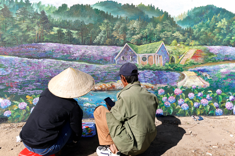 Các họa sĩ đang vẽ tranh tại vòng xoay Hoàng Văn Thụ, TP Đà Lạt