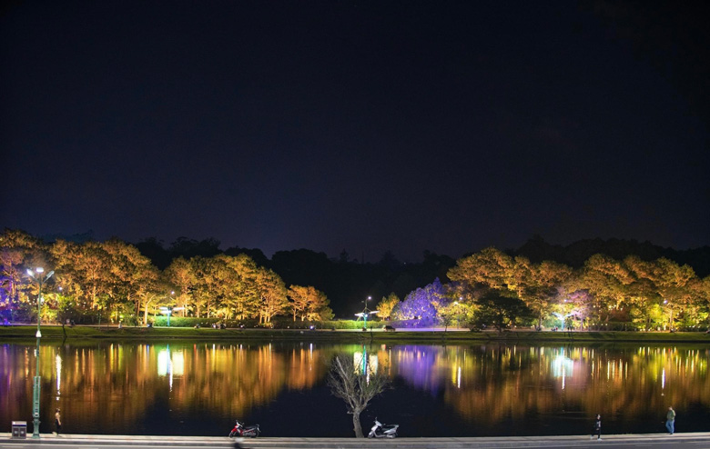 Đà Lạt: Lung linh ánh sáng nghệ thuật bên hồ Xuân Hương