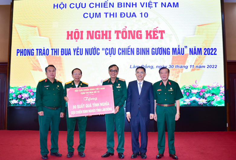 Trao quà cho hội viên CCB nghèo của Lâm Đồng