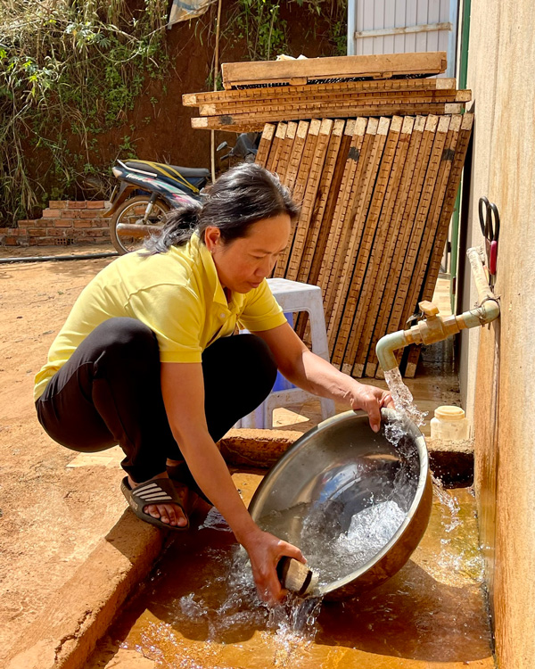Người dân ở thôn Tân Trung, xã Tân Hà (Lâm Hà) thu dọn vệ sinh, diệt bọ gậy phòng bệnh sốt xuất huyết